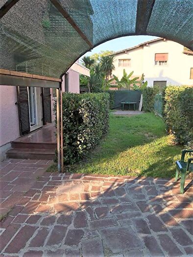 Appartamento trilocale in affitto in Montignoso