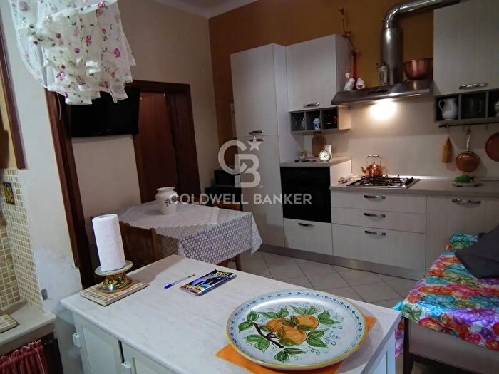 Casa con 9 locali in vendita in Via Tenente Azzaro, Giarratana