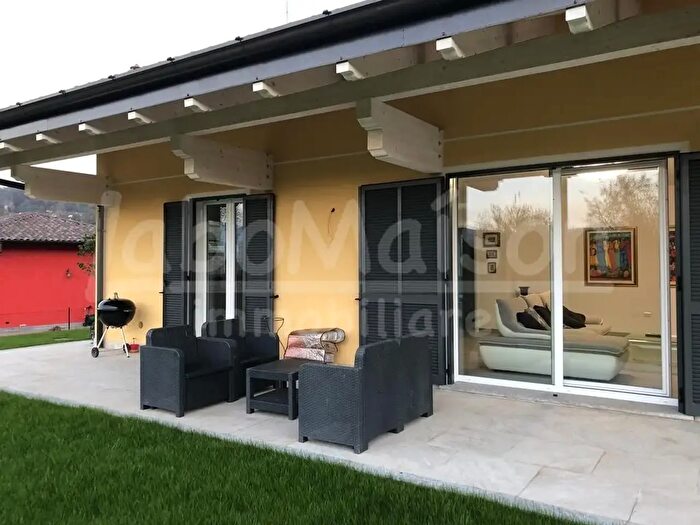 Casa con 5 locali in vendita in Cocquio Trevisago