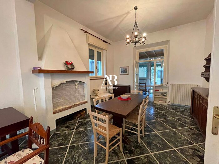 Casa con 8 locali in vendita in Viareggio