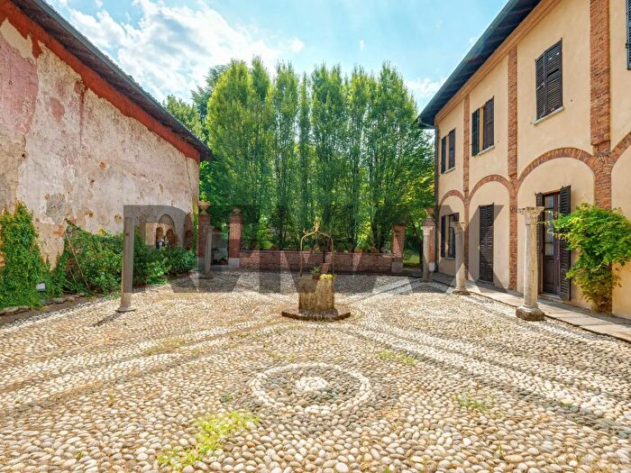 Casa con 15 locali in vendita in VLo Tortuoso, Castano Primo