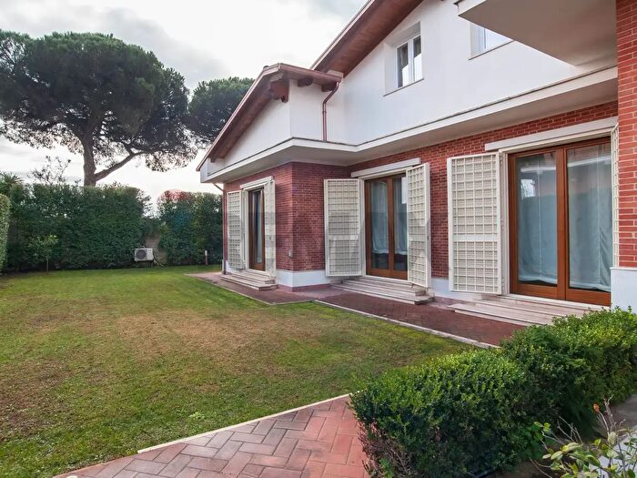 Casa con 8 locali in vendita in Roma