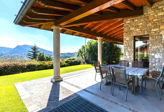 Casa con 5 locali in vendita in Sarnico