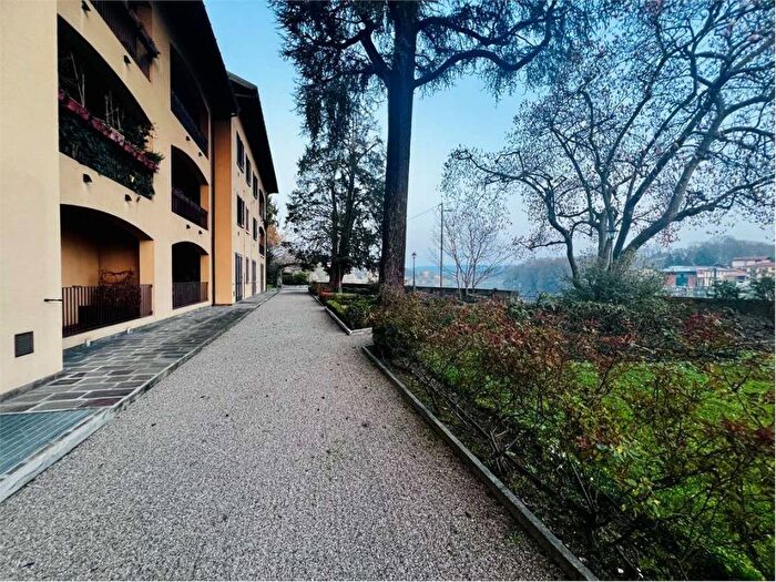 Appartamento bilocale in affitto in Piazza Federico Berera, Centro, Sesto Calende