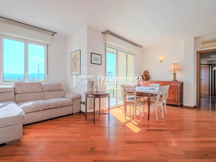 Appartamento con 5 locali in vendita in Via Melozzo da Forlì, Bologna