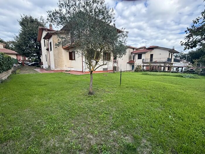 Casa con 8 locali in vendita in Via dei Pini, Valentano