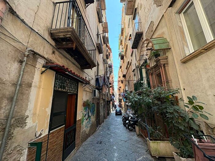 Appartamento bilocale in affitto in Via Giovanni Brombeis, Monte Santo, Napoli