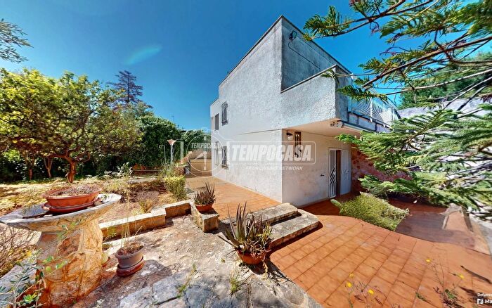 Casa trilocale in vendita in Viale Laffione, Conversano