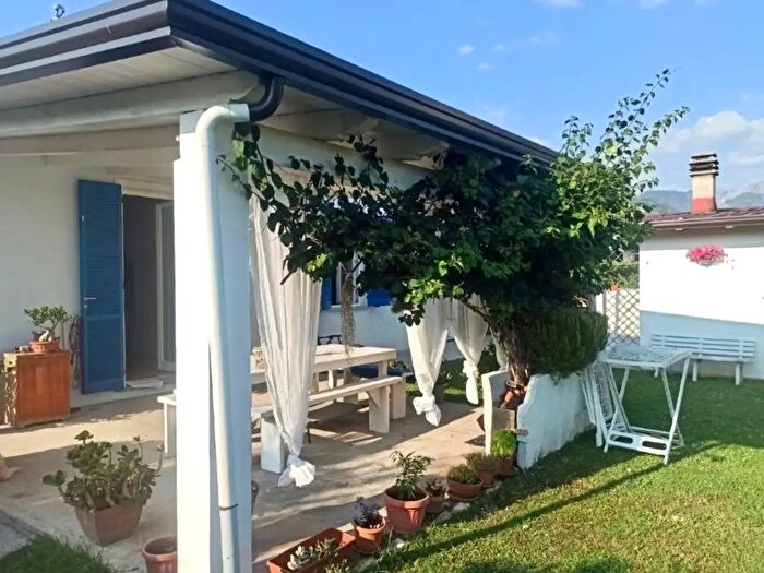Casa quadrilocale in vendita in Massa