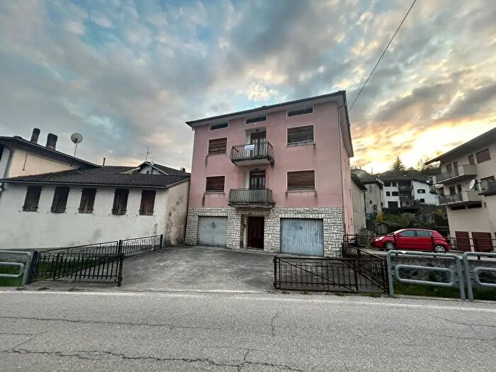 Casa con 8 locali in vendita in Via Cima Campo, Arsie'