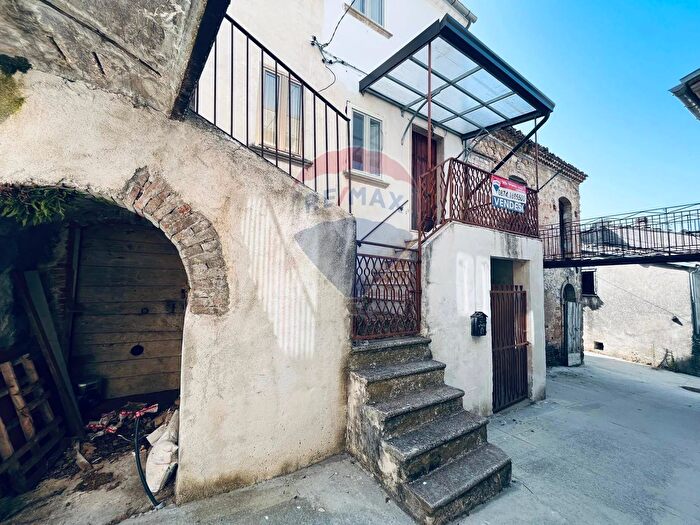 Casa con 8 locali in vendita in Bojano