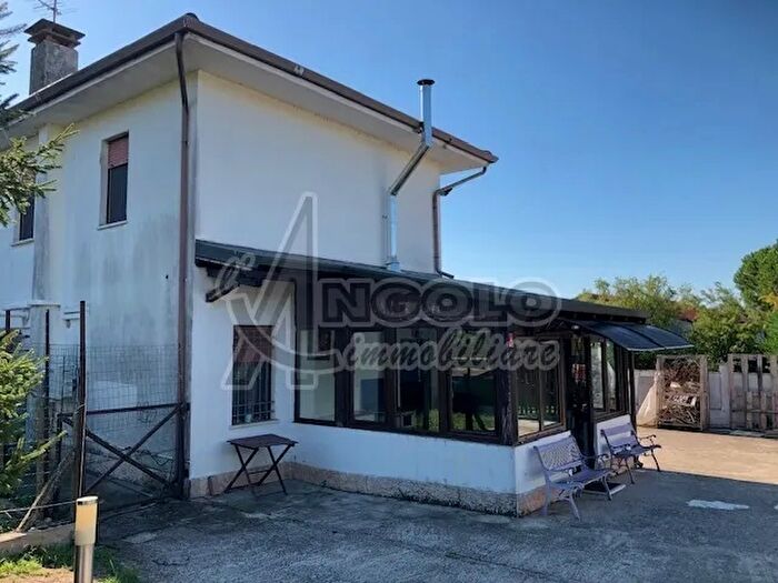 Casa con 7 locali in vendita in Stienta