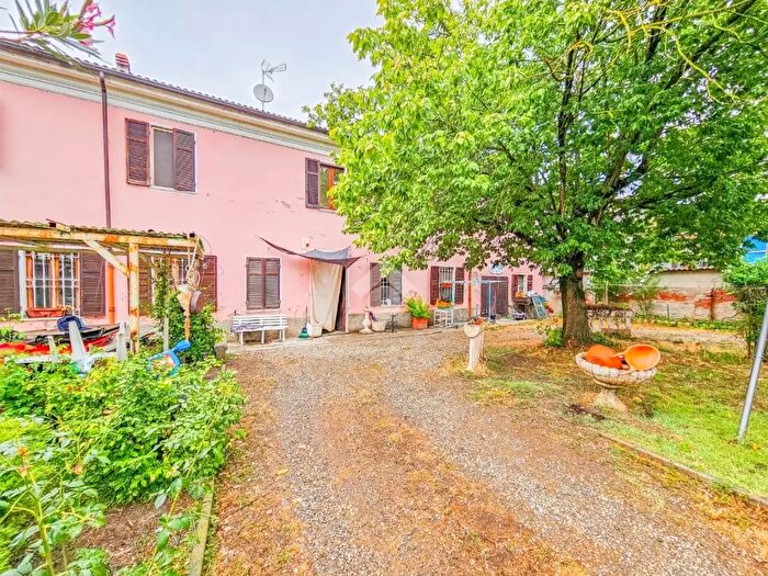 Casa con 12 locali in vendita in Via Giovanni Poggio Lobbi, Alessandria
