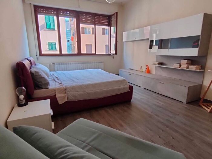 Appartamento monolocale in affitto in Piazza Leon Pancaldo, Centro Storico, Savona