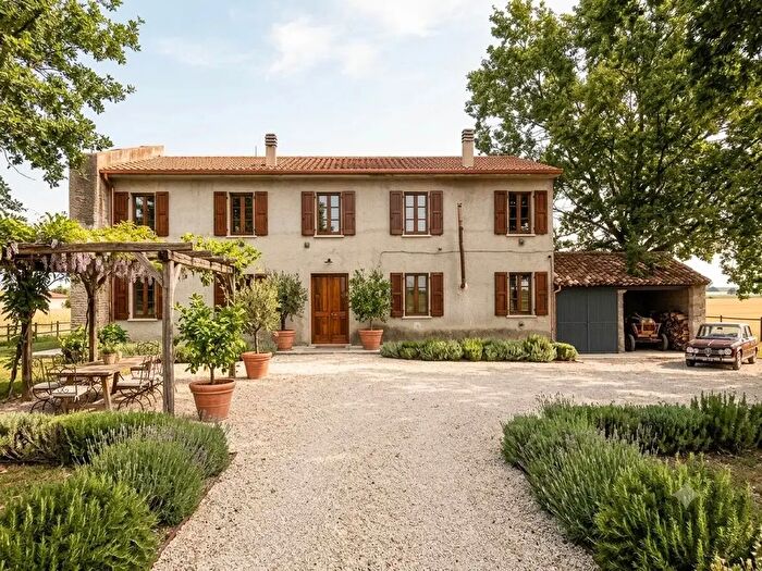 Casa con 11 locali in vendita in Sermide e Felonica