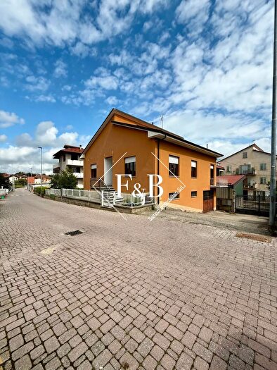 Casa con 6 locali in vendita in Via Aie, Sommariva Perno