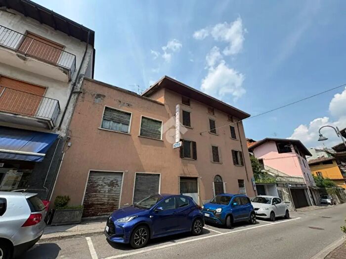 Casa con 8 locali in vendita in Via a Manzoni, Gazzaniga