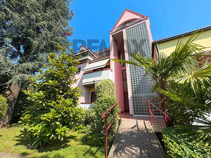 Appartamento con 6 locali in vendita in Via XX Settembre, Carugate