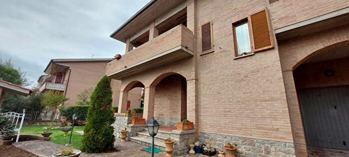 Casa con 13 locali in vendita in Via Morandi, Asciano