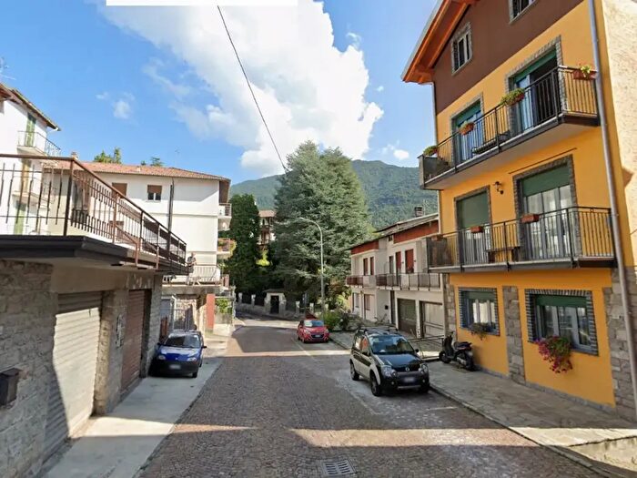 Appartamento trilocale in affitto in Via Solferino, Esino Lario