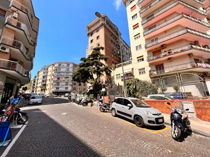 Appartamento con 6 locali in vendita in Via Francesco Giordani, Napoli