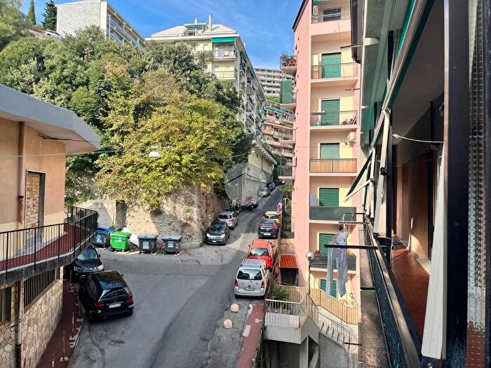 Appartamento con 5 locali in vendita in Via Enrico Hilyer Giglioli, Genova