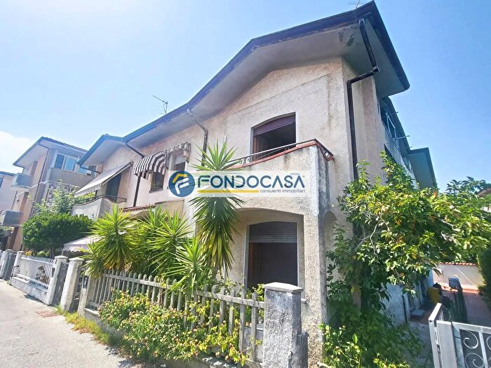 Casa con 5 locali in vendita in Viale della Libertà, Viareggio