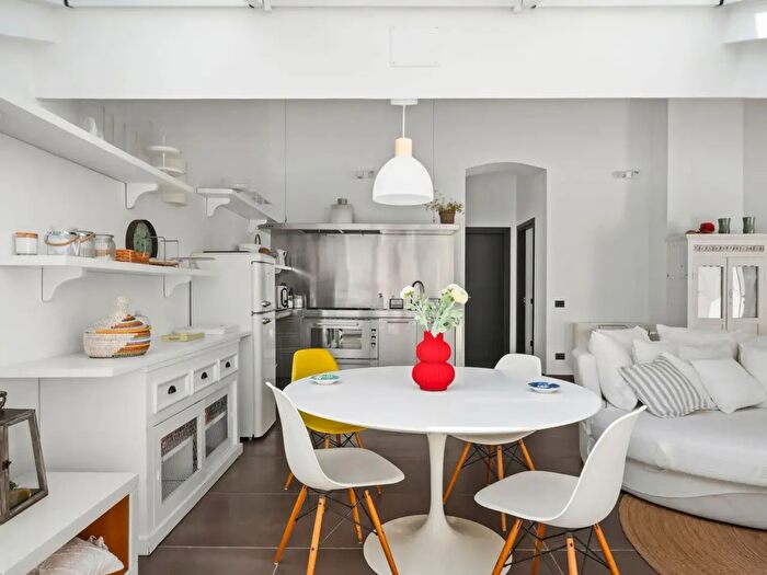 Appartamento trilocale in vendita in Piazza Nicola Amore, Napoli