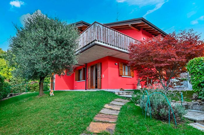 Appartamento trilocale in vendita in Via Madre Teresa di Calcutta, Selvino