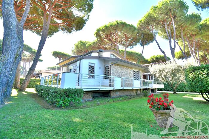 Casa con 12 locali in vendita in Camaiore
