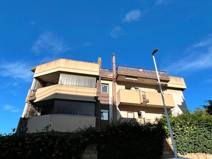 Appartamento trilocale in affitto in Via Enrico Besta, Monte Urpinu, Cagliari