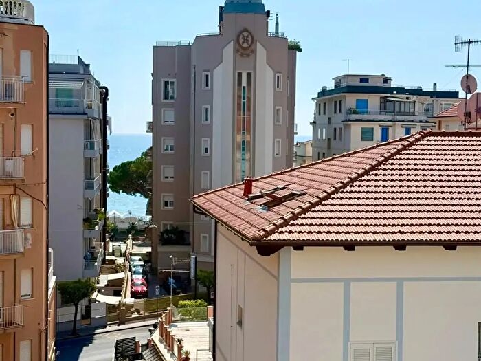 Appartamento con 6 locali in vendita in Via Leonardo da Vinci, Alassio