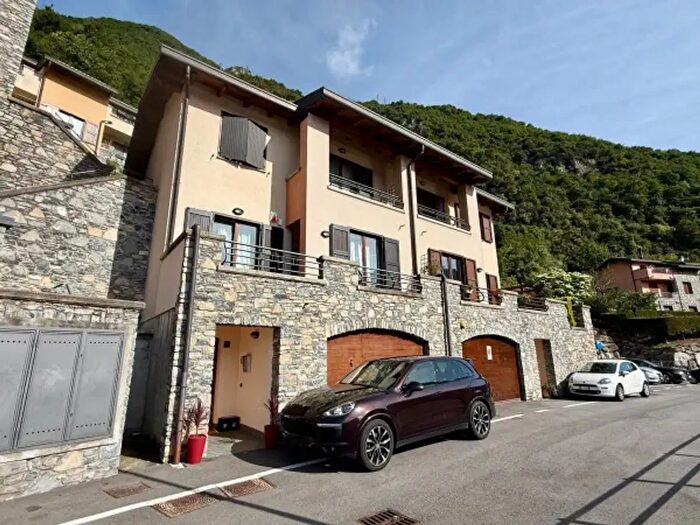 Casa quadrilocale in vendita in Via Santa Marta Nuova, Carate Urio