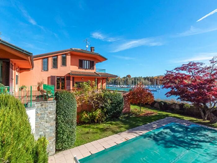 Casa con 15 locali in vendita in Via Roma, Monvalle