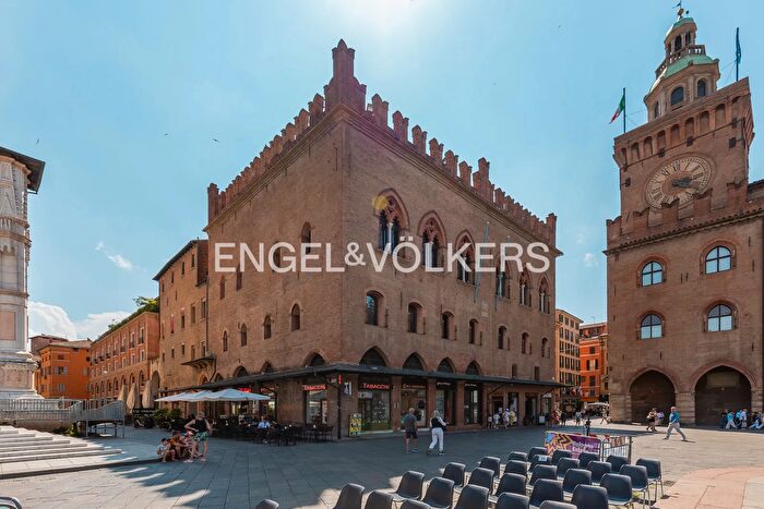 Appartamento trilocale in vendita in Via De Pignattari, Bologna