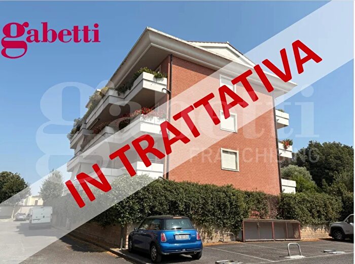 Appartamento trilocale in vendita in Via Siligo, Roma