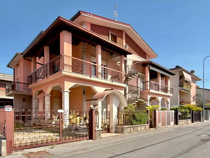 Appartamento trilocale in vendita in Via N Bixio, Borgosatollo