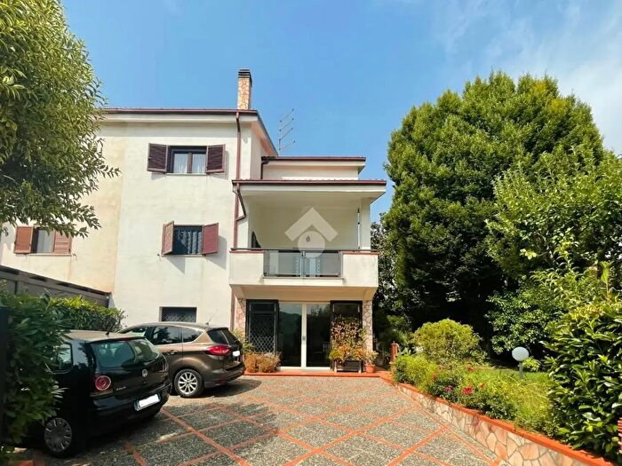 Casa con 6 locali in vendita in Via S Paolo, Mendicino