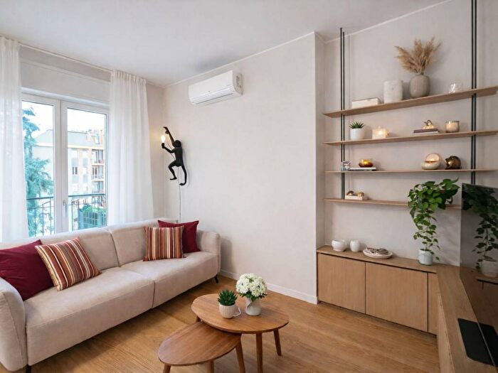 Appartamento trilocale in affitto in Viale Legioni Romane, Primaticcio, Milano