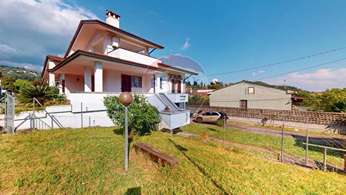 Casa con 9 locali in vendita in Massarosa