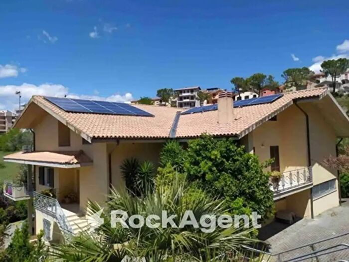 Casa con 6 locali in vendita in Via delle Maggiolate, Atri