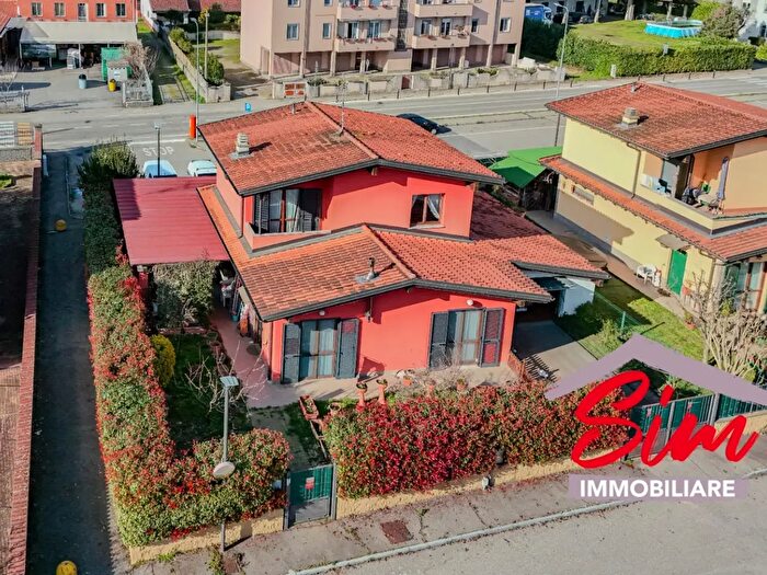 Casa quadrilocale in vendita in Via Statuti di Biandrate, Biandrate