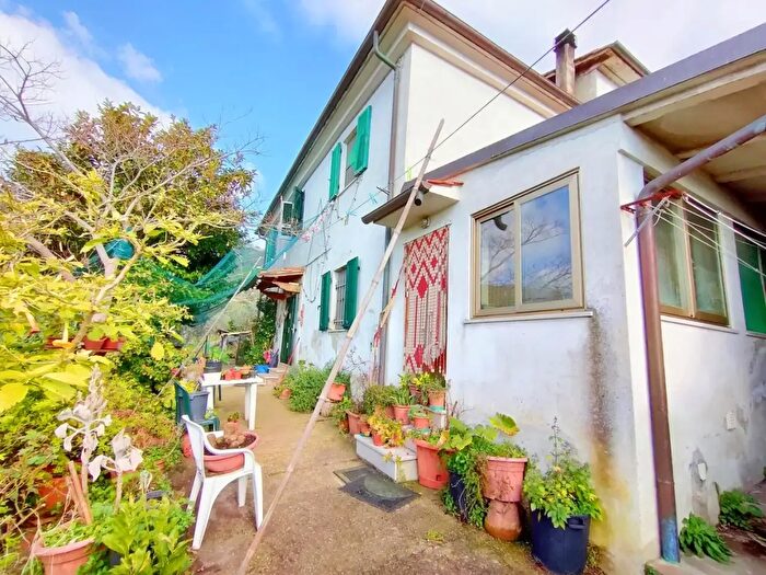 Casa con 9 locali in vendita in Calci