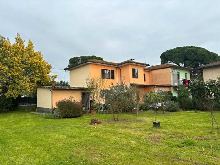 Casa quadrilocale in vendita in Via degli Unni, Massa