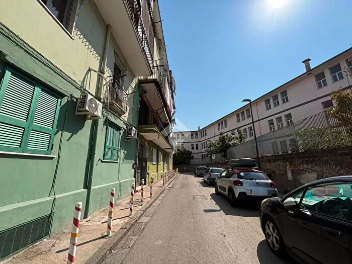 Appartamento trilocale in vendita in Via Amalfi, Napoli