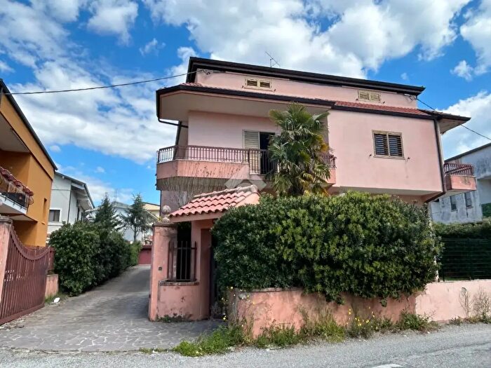 Casa con 5 locali in vendita in Via Aurelio Cassiodoro, Lamezia Terme