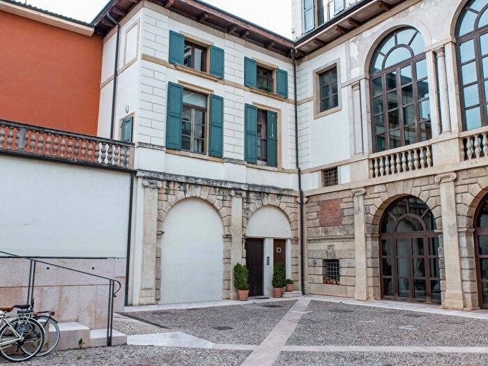Appartamento quadrilocale in affitto in Vicolo Carmelitani Scalzi, Valverde, Verona