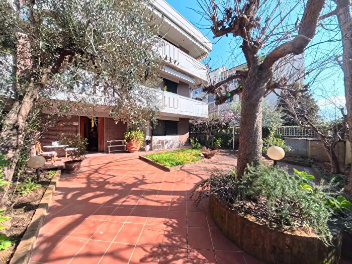 Appartamento con 8 locali in vendita in Via Alcide De Gasperi, Pontedera