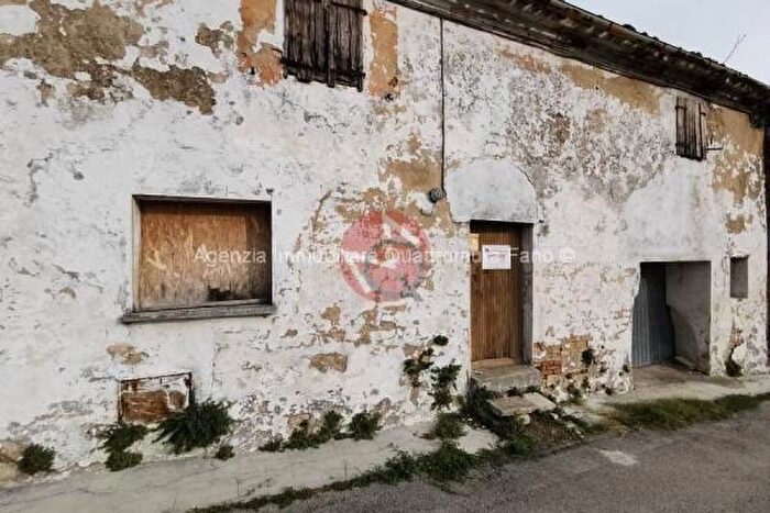 Casa quadrilocale in vendita in Strada Comunale di Carignano, Fano