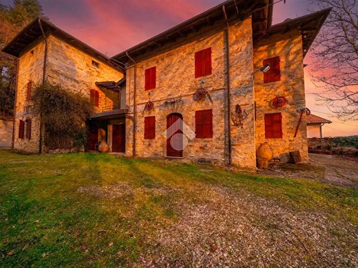 Casa con 16 locali in vendita in Str Beato Cardinal Ferrari, Palanzano